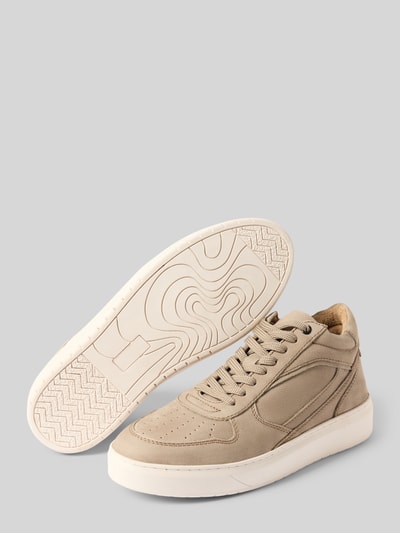 Produktfoto, Sneaker mit Schnürverschluss Modell 'Enzo' von PS Poelman aus Echtleder, beige Farbe, abgerundete Spitze, strukturierte Sohle, Absatzhöhe 4 cm, Schafthöhe 9 cm, Schaftweite 6 cm bei Größe 44.