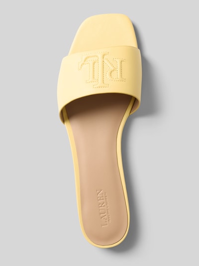 Produktfoto, Pantoletten aus reinem Leder Modell 'EVERLEY SLD' von Lauren Ralph Lauren in Lederoptik, strukturierte Sohle, Glattleder, Label-Prägung, Logo-Detail, Schuhspitze quadratisch, Absatzform Blockabsatz, Verschluss Schlupf/offen, Material echtes Leder.