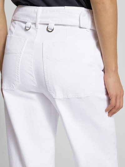 Vrouwenmodel draagt Jeans met Stoffen riem van Marella, wit, Mix van katoen en elastaan, rechte model, achterzakken, Ganzkörperansicht Rückansicht.