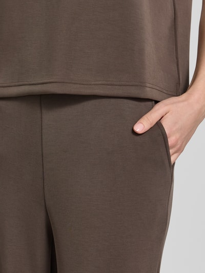 Frauenmodel trägt Wide Leg Sweatpants mit elastischem Bund Modell 'Helle' von My Essential Wardrobe, Braun, Material-Mix mit Viskose-Anteil, Nahaufnahme Oberkörper.