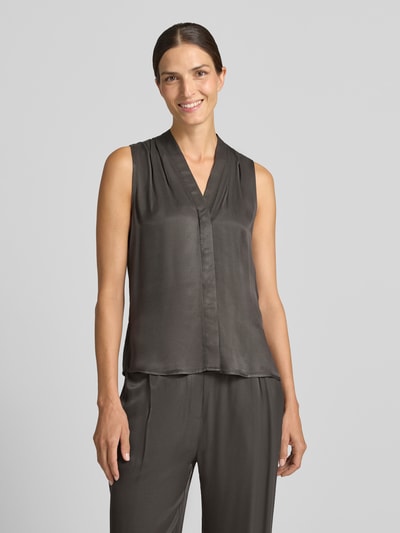 Frauenmodel trägt Regular Fit Blusentop aus reiner Viskose Modell 'Zenaya' von someday in Schwarz mit Satintextur, Ganzkörperansicht von vorne.