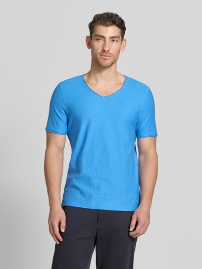 Mannelijk model draagt Regular Fit T-shirt mit V-Ausschnitt van MCNEAL in helderblauw, puur katoen met rolzoom, ruglengte maat M 70 cm. Ganzkörperansicht von vorne.