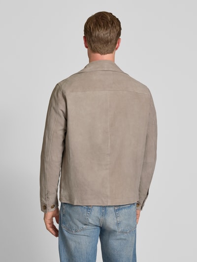 Männermodel trägt Regular Fit Lederjacke aus echtem Ziegenvelours Modell 'THOM' von SELECTED HOMME, Optik: Unifarben, Ganzkörperansicht Rückansicht.