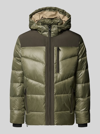 Produktfoto, Steppjacke mit Reißverschlusstaschen von NAUTGÅRD in Olivgrün, wattierte Optik mit Kapuze, sichtbare Reißverschlüsse, glatte Textur, Regular Fit, Rückenlänge 76 cm, Schulterbreite 51 cm, Brustweite 62 cm, Ärmellänge 69 cm