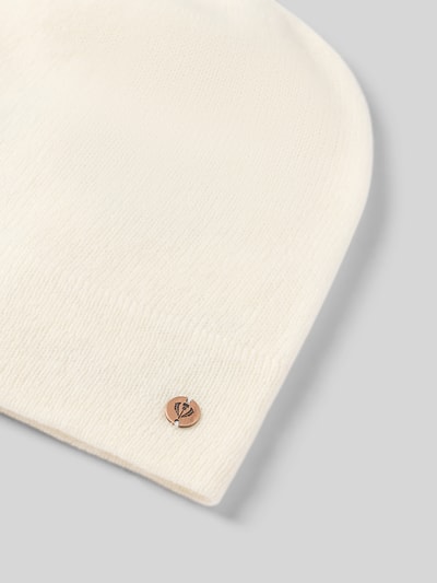 Produktfoto, Beanie aus reinem Kaschmir von FRAAS, cremeweiße Farbe, feine Ziernaht, Label-Applikation, weiche Textur.