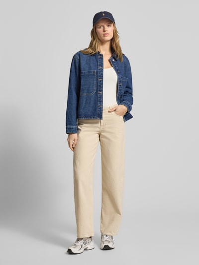 Frauenmodel trägt Oversized Jeansjacke aus Baumwoll-Mix Modell 'CASSIE' von Only in Unifarbe mit Denim-Textur, Ganzkörperansicht von vorne.