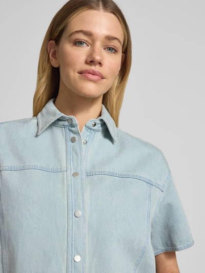 Frauenmodel trägt Boxy Fit Jeansbluse mit 1/2-Arm Modell 'Ferluna breath' von OPUS, Reine Baumwolle, Hemdblusenkragen, Knopfleiste, Nahaufnahme Oberkörper.