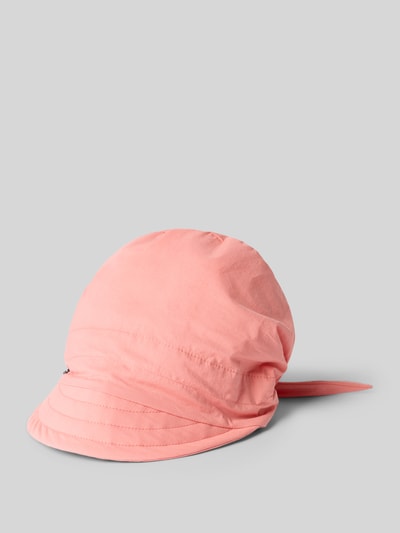 Produktfoto, Bindekappe mit Label-Detail von Loevenich aus rosa Baumwolle mit verstärktem Schirm und rückseitiger Bindung auf grauem Hintergrund.