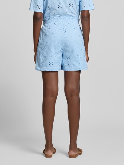 Frauenmodel trägt Regular Fit Shorts aus reiner Baumwolle Modell 'ELIZA' von Vero Moda in Hellblau, strukturierte Lochstickerei, Ganzkörperansicht Rückansicht