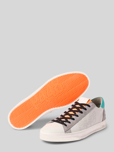 Produktfoto, Sneaker aus Leder mit Label-Details Modell 'JACKC 130' von P448, Herren Sneaker in Grau, Weiß, Orange und Türkis, abgerundete Form, beschichtetes Leder, strukturierte Sohle, Schnürverschluss, Absatzhöhe 3 cm, Schafthöhe 7 cm, Schaftweite 9 cm.
