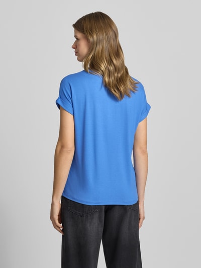 Frauenmodel trägt Regular Fit T-Shirt aus Viskose-Mix Modell 'MOSTER' von Only in Optik: Unifarben, kurzarm, Feinripp, Ganzkörperansicht Rückansicht.