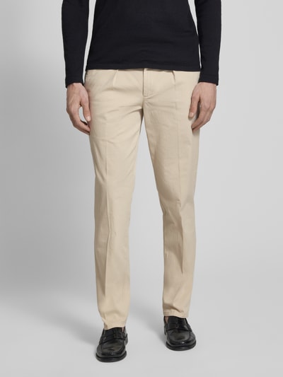 Männermodel trägt Hose mit Bügelfalten und Gesäßtaschen von Profuomo in Beige, Relaxed Fit, Baumwoll-Elasthan-Mix, Nahaufnahme Oberkörper.