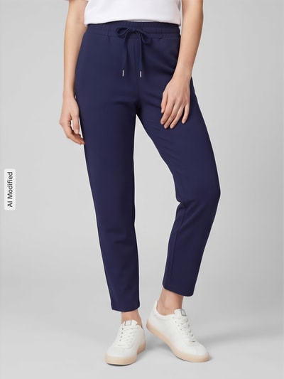 Frauenmodel trägt Sweatpants mit Paspeltaschen am Gesäß von Christian Berg Woman, unifarben, lockerer Schnitt, Nahaufnahme Oberkörper, KI-modifiziertes Bild.