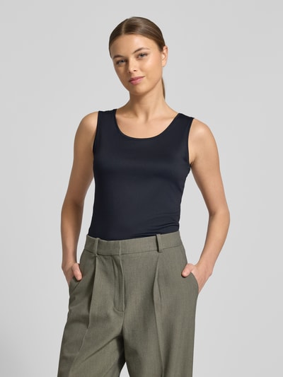 Vrouwenmodel draagt Slim Fit Top mit Rundhalsausschnitt van Christian Berg Woman, elastische mix, mouwloos, zwart, close-up van bovenlichaam.
