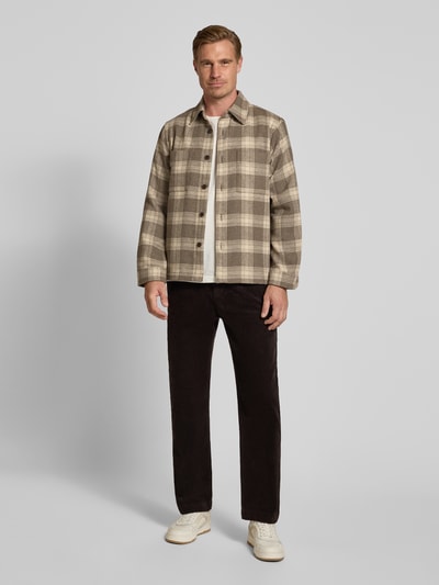 Männermodel trägt Straight Fit broek uit katoenmix in corduroy look van Lindbergh, donkerbruin, steekzakken, knoop- en ritssluiting, bandwijdte maat M 41 cm, binnenbeenlengte maat M 77 cm, volledig lichaam vooraanzicht