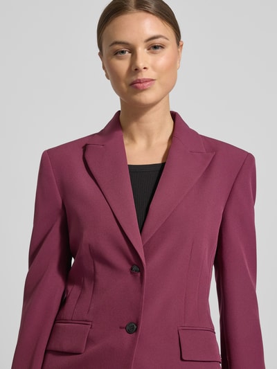 Vrouwenmodel draagt Regular Fit Blazer met steigend reverskraag model 'ASMALLA-1' van HUGO, effen, met klepzakken, lange mouw, twee knopen. Nahaufnahme bovenlichaam.