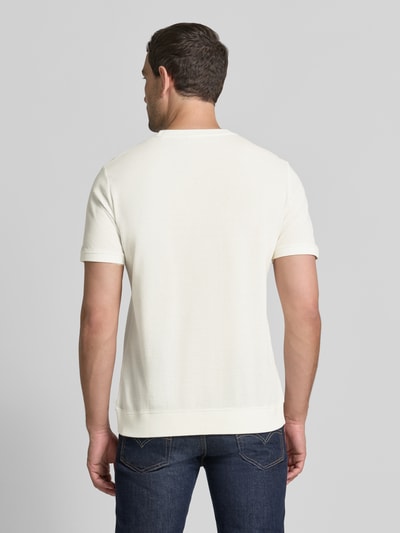 Męski model nosi Regular Fit T-Shirt aus Baumwoll-Mix von s.Oliver RED LABEL, jasny kolor, prosty krój, jednolita faktura, Ganzkörperansicht Rückansicht.