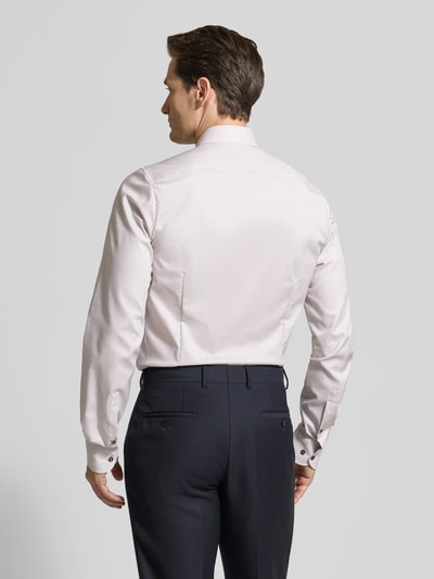 Männermodel trägt Body Fit Business-Hemd mit Kentkragen von OLYMP Level Five aus Baumwoll-Elasthan-Mix, Ganzkörperansicht Rückansicht. Rückenlänge 83 cm, Schulterbreite 44 cm, Ärmellänge 73 cm, Knopfleiste, helle Farbe, glatte Textur.
