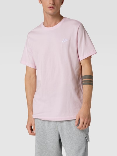 Nike T-shirt z wyhaftowanym logo model ‘CLUB TEE’ Jasnoróżowy 4