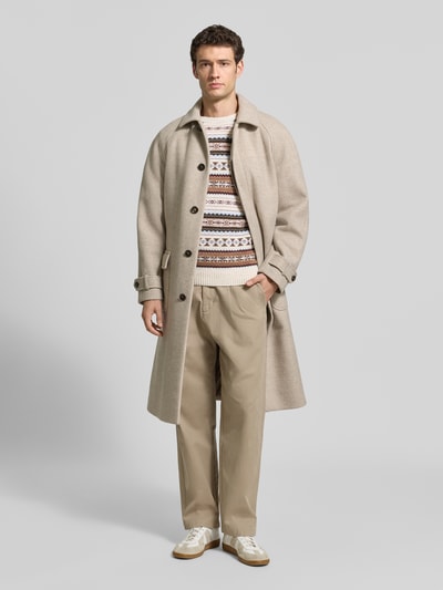Männermodel trägt Slim Fit Strickpullover aus Baumwoll-Mix mit Rundhalsausschnitt von MCNEAL, helle Muster, Ganzkörperansicht von vorne. Baumwoll-Mix, schlanke Passform, gerippte Blenden, langärmelig, beige Töne, moderner Stil.