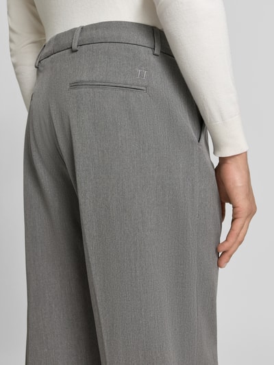 Männermodel trägt Anzughose mit Bügelfalten Modell 'Como Solid Slack Pants' von Les Deux, graue Baumwolle, Nahaufnahme Rückansicht.