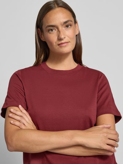 Frauenmodel trägt Regular Fit T-Shirt aus reiner Baumwolle von s.Oliver RED LABEL in Unifarbe, kurzarm, Rundhals, Jersey-Textur, Nahaufnahme Oberkörper.