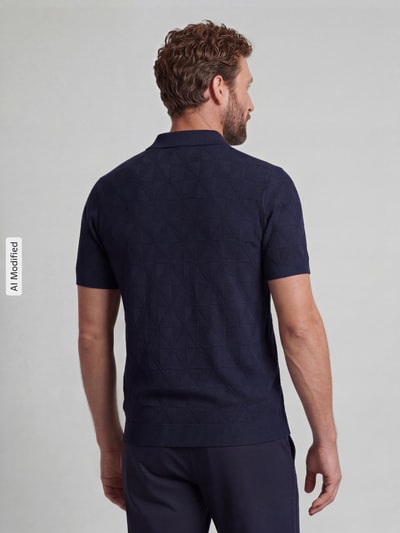 Männermodel trägt Regular Fit Poloshirt mit Strukturmuster von MCNEAL in Dunkelblau, reine Baumwolle, Strick-Optik, Ganzkörperansicht Rückansicht.