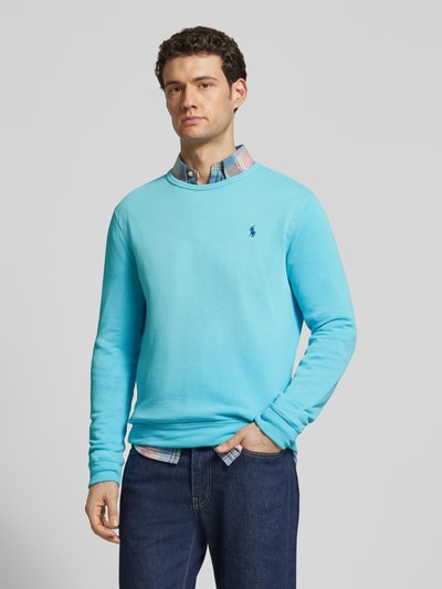 Männermodel trägt Regular Fit Sweatshirt aus Baumwoll-Mix von Polo Ralph Lauren in Hellblau, unifarben, Logo-Stitching, Ganzkörperansicht von vorne