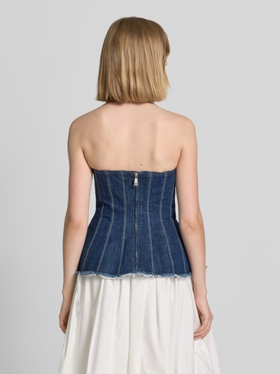 Frauenmodel trägt Regular Fit Jeansbluse aus reiner Baumwolle Modell 'FIRMA' von MAX&Co. in Denim-Optik mit sichtbaren Nähten, Rückansicht.