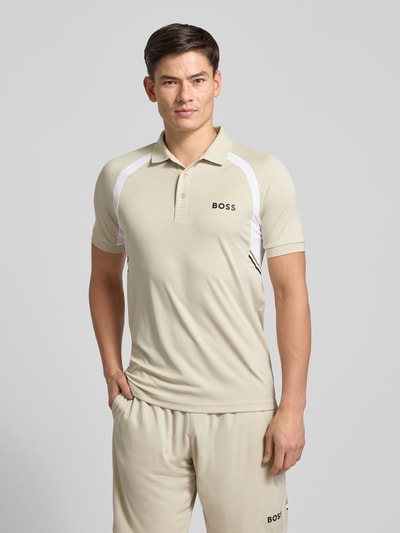 Männermodel trägt Slim Fit Poloshirt mit kurzer Knopfleiste Modell 'PL_TOC SPIN CB' von BOSS Green, Optik: Unifarben, Label-Print, Polokragen, kurzarm, Materialverarbeitung: Jersey, Ganzkörperansicht von vorne.