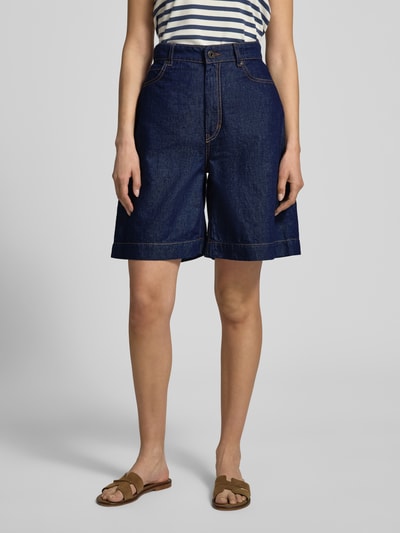 Frauenmodel trägt Wide Leg Bermudashorts aus Baumwoll-Leinen-Mix Modell 'OZONO' von Weekend Max Mara in dunklem Denim, 5-Pocket-Design, Ganzkörperansicht von vorne.