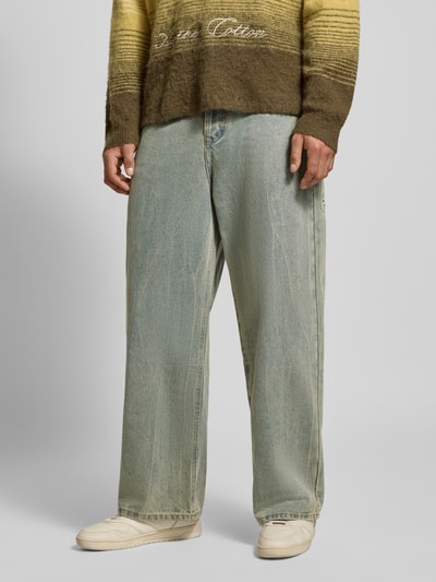 Männermodel trägt Wide Fit Jeans im Used-Look von ANOTHER COTTON LAB im Baumwoll-Mix mit Viskose-Anteil, Nahaufnahme Unterkörper.