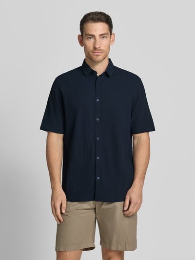 Männermodel trägt Comfort Fit Freizeithemd aus Lyocell-Baumwoll-Mix von Tom Tailor in Dunkelblau, strukturierte Optik, Ganzkörperansicht von vorne