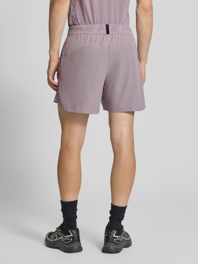 Männermodel trägt Shorts mit Logo und elastischem Bund von NIKE TRAINING, Material-Mix mit Stretch-Anteil, Regular-Fit, Ganzkörperansicht Rückansicht.