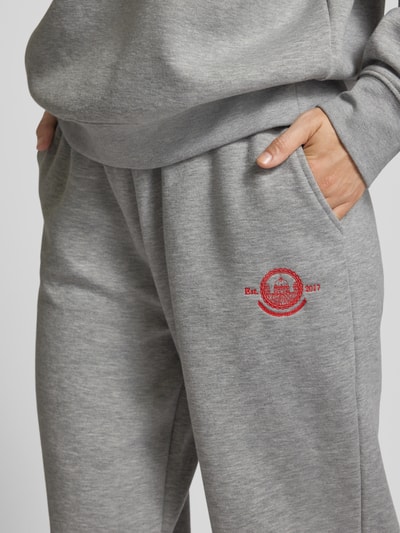 LeGer by Lena Gercke Regular Fit Sweatpants mit Label-Stitching Modell 'Maxime' Mittelgrau Melange 3