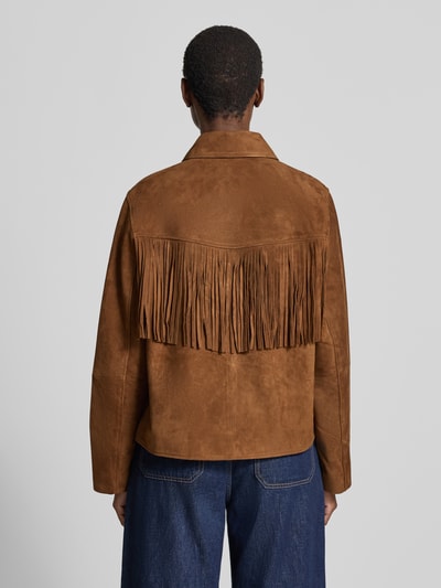 Frauenmodel trägt Lederjacke aus Ziegenvelours mit Fransen von Jake*s Casual, Regular-Fit, Umlegekragen, Knopfverschluss, Rückenansicht.