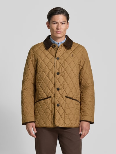 Männermodel trägt Regular Fit Steppjacke mit Cord Umlegekragen van Polo Ralph Lauren in effen kleuren, gestikt logo, lange mouw, platte kraag, steekzakken, webware met doorgestikte inzet, ganzkörperansicht van voren.