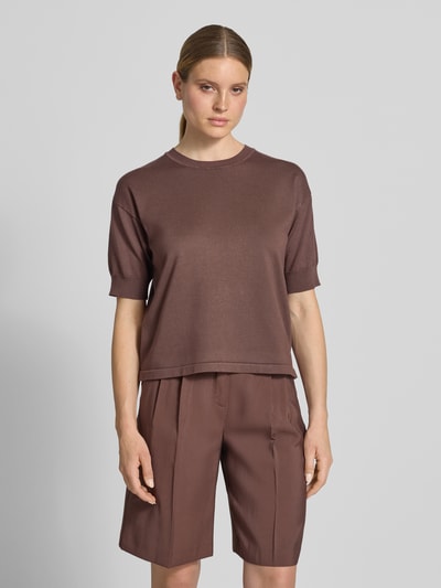 Frauenmodel trägt Strickshirt mit Rundhalsausschnitt Modell 'morla' von B.Young, Damen Regular-Fit, braun, glatte Textur, Nahaufnahme Oberkörper. Rückenlänge bei Größe S: 54 cm, Ärmellänge bei Größe S: 23 cm.
