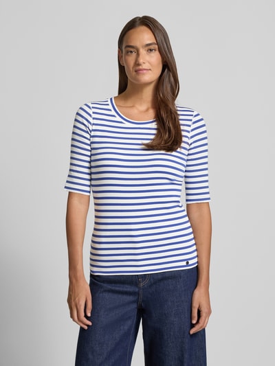 Frauenmodel trägt T-Shirt mit Rundhalsausschnitt und 1/2-Arm von Marc Cain, blau-weiß gestreift, Baumwoll-Elasthan-Mix, Regular-Fit, Rückenlänge 58 cm bei Größe 36, Ganzkörperansicht von vorne.
