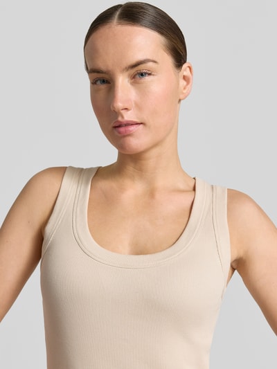 Kobiece modelka nosi Tanktop mit Rundhalsausschnitt Modell 'TAVIRA' od Drykorn, beżowy, czysta bawełna, krój slim fit, dzianina prążkowana, zbliżenie górnej części ciała