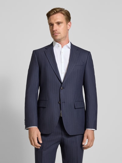 Männermodel trägt Regular Fit Anzug Sakko mit Schurwoll-Anteil Modell 'Jasper' von BOSS im Nadelstreifenmuster, Ganzkörperansicht von vorne.