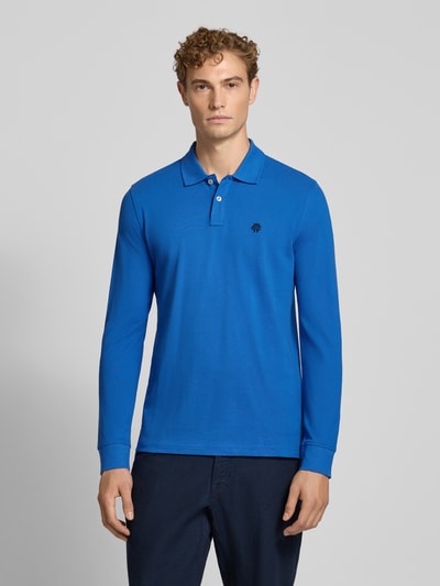 Mannelijk model draagt Regular Fit poloshirt uit puur katoen van MCNEAL, Polokraag met knoopsluiting, labelstitching, met lange mouwen, ruglengte maat M 73 cm, effen blauw, gladde textuur, Ganzkörperansicht von voren.