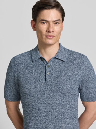 Männermodel trägt Regular Fit Poloshirt mit Strukturmuster Modell 'Riley' von Jack & Jones Premium, Reine Baumwolle, Kurzärmelig, Nahaufnahme Oberkörper.