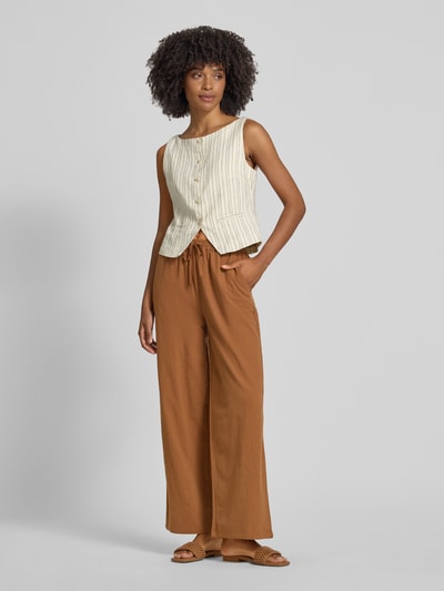 Frauenmodel trägt Stoffhose in verkürzter Passform Modell 'CISSIE' von Soyaconcept aus Reine Baumwolle, Wide-Leg-Design, Ganzkörperansicht von vorne.