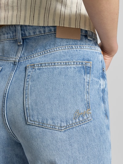Vrouwenmodel draagt Wide Leg Jeans aus reiner Baumwolle Modell 'C_MARLENE' van BOSS Orange in denimlook, labelpatch, 5-pocketmodel, high waist pasvorm, puur katoen, detailopname rugzijde.