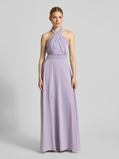 Frauenmodel trägt Abendkleid aus Satin mit gelegten Falten von Laona in Flieder, taillierte Passform, Neckholder, Ganzkörperansicht von vorne. Rückenlänge bei Größe 36: 124 cm, Brustweite 32 cm, Gehschlitz, glatte Satin-Optik.