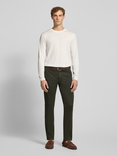 Männermodel trägt Regular Fit Chino aus Baumwoll-Mix Modell 'Lupus' von MMX in Olivgrün, glatte Textur, Ganzkörperansicht von vorne, Herren Chino von MMX.