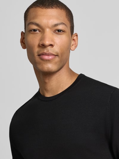 Männermodel trägt Regular Fit Strickshirt aus Bio-Baumwolle Modell 'TORINO' von Selected Homme, Optik: Unifarben, Nahaufnahme Oberkörper.