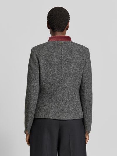 Frauenmodel trägt Blazer mit Brustleistentasche und Einstecktuch von White Label in Grau, strukturierte Wolle, Ganzkörperansicht Rückansicht. Taillierter Schnitt, Stehkragen, Knopfleiste, Pattentaschen, Rückenlänge 57 cm, Brustweite 45 cm, Ärmellänge 65 cm.