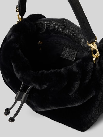 Produktfoto, Crossbody Bag aus echtem Leder Modell 'TEMI' von Abro mit Reißverschluss-Innenfach in Schwarz, weiche Textur, Detailaufnahme, Damen Crossbody Bag von Abro, Hauptfach mit Überschlag, abnehmbarer Schulterriemen, kurzer Tragehenkel, Größe 34x24x10 cm, Schulterriemen 110 cm.